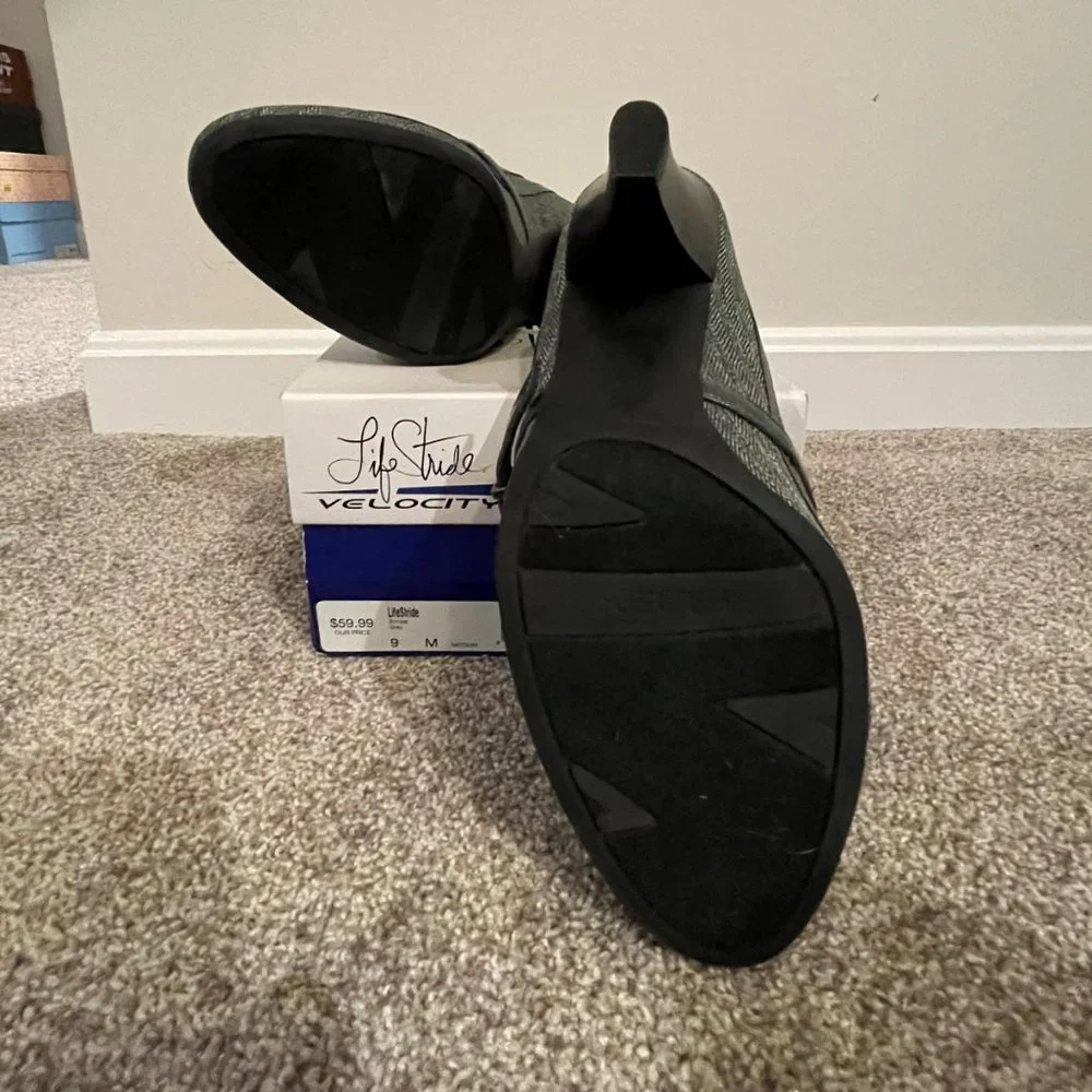 Mary Janes by Life Stride - size 9M - Picture 2 of 2